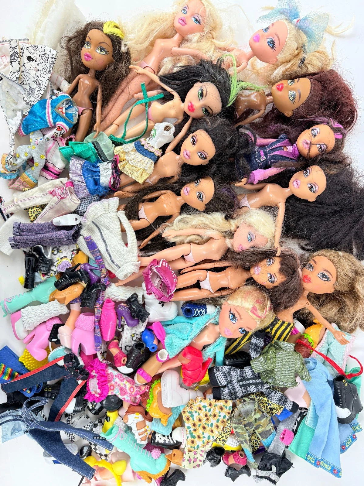Bratz Doll Collection 300+ Fashion Dolls Boyz, Lil' Bratz, Kidz, Babyz