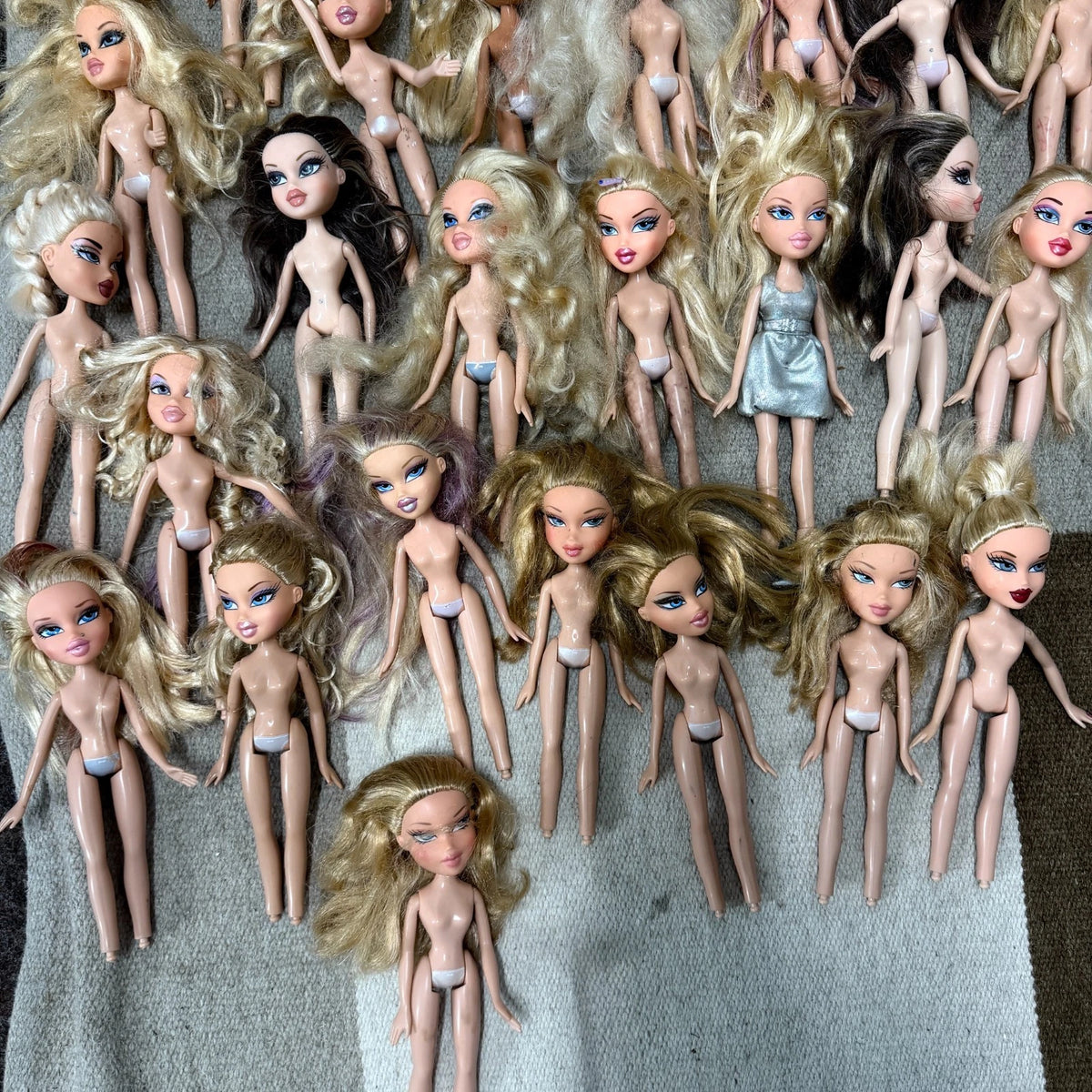 Bratz Doll Collection 300+ Fashion Dolls Boyz, Lil' Bratz, Kidz, Babyz
