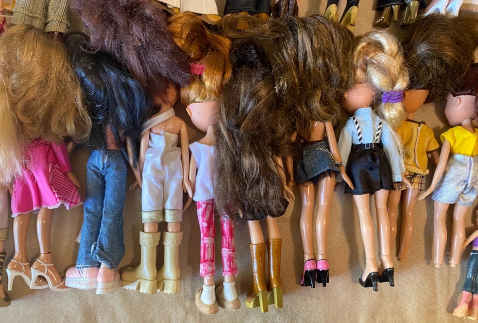 HUGE LOT BUNDLE 39 Bratz 2001 Girl Dolls 3 Bratz 2002 Boys and Tons of Clothes