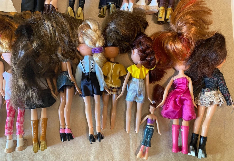 HUGE LOT BUNDLE 39 Bratz 2001 Girl Dolls 3 Bratz 2002 Boys and Tons of Clothes