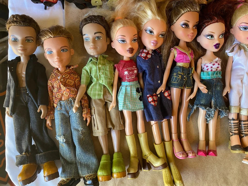 HUGE LOT BUNDLE 39 Bratz 2001 Girl Dolls 3 Bratz 2002 Boys and Tons of Clothes