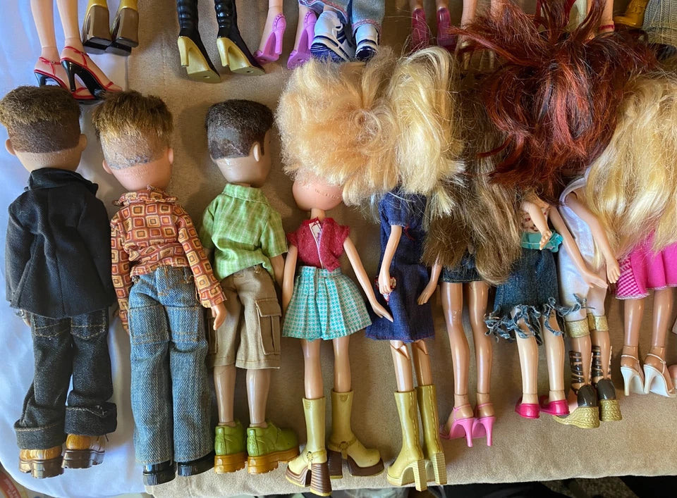 HUGE LOT BUNDLE 39 Bratz 2001 Girl Dolls 3 Bratz 2002 Boys and Tons of Clothes