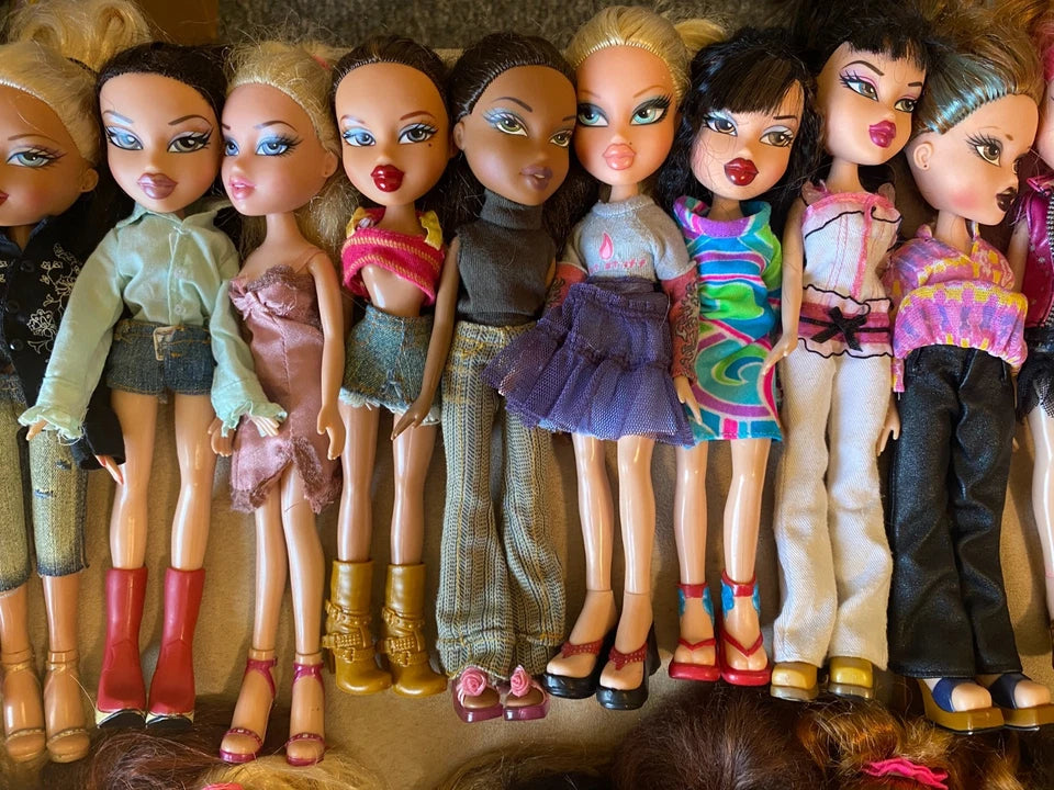 HUGE LOT BUNDLE 39 Bratz 2001 Girl Dolls 3 Bratz 2002 Boys and Tons of Clothes