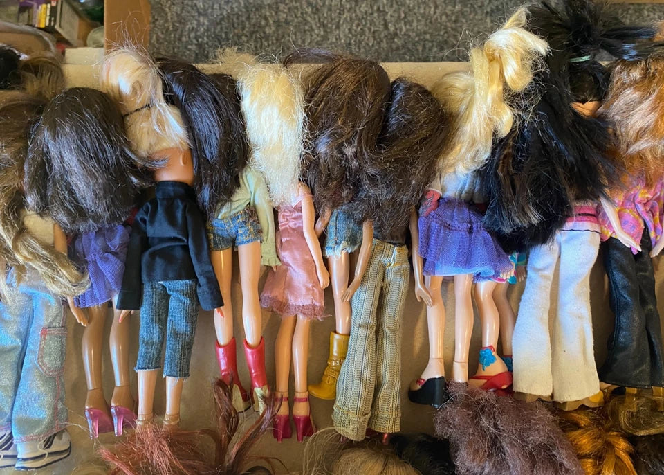 HUGE LOT BUNDLE 39 Bratz 2001 Girl Dolls 3 Bratz 2002 Boys and Tons of Clothes