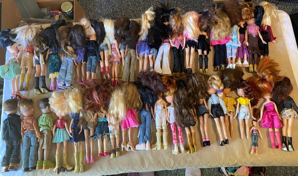 HUGE LOT BUNDLE 39 Bratz 2001 Girl Dolls 3 Bratz 2002 Boys and Tons of Clothes