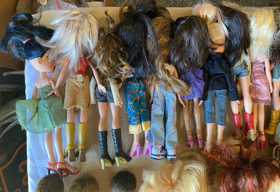 HUGE LOT BUNDLE 39 Bratz 2001 Girl Dolls 3 Bratz 2002 Boys and Tons of Clothes
