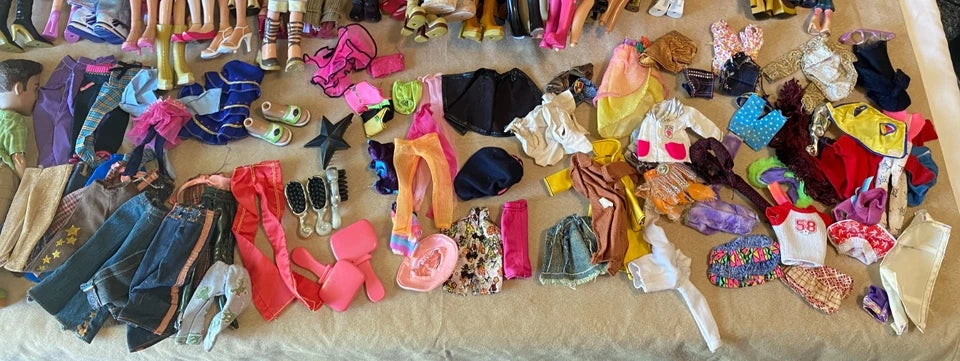 HUGE LOT BUNDLE 39 Bratz 2001 Girl Dolls 3 Bratz 2002 Boys and Tons of Clothes