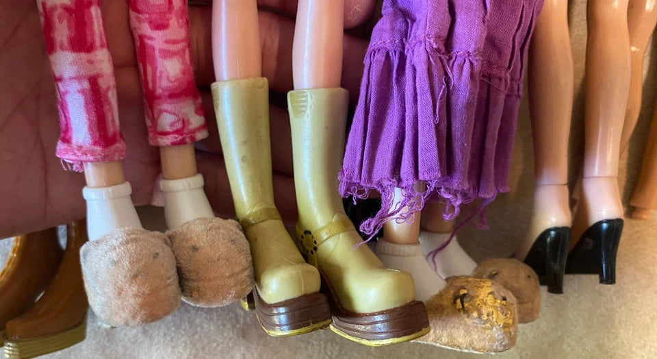 HUGE LOT BUNDLE 39 Bratz 2001 Girl Dolls 3 Bratz 2002 Boys and Tons of Clothes
